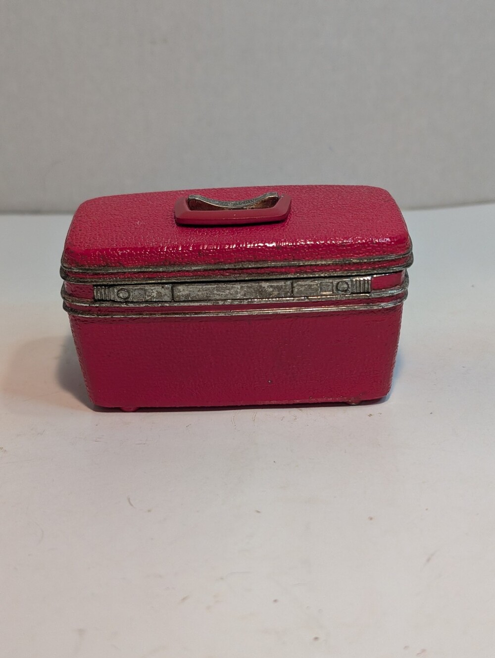 A Miniature trinket box metal-shell cosmetic case, resembling a Samsonite Case